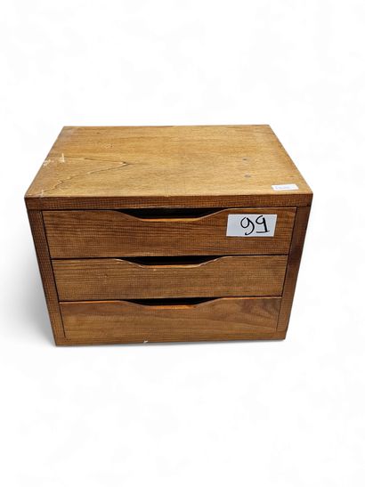 Un classeur à rideaux de bureau
Un porte...