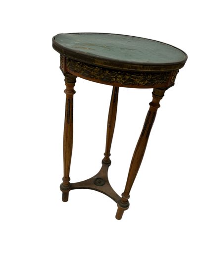 Petite table d'appoint tripode de style empire
En...
