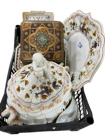 LOT D'OBJETS DIVERS comprenant :
Une lampe...