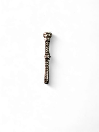Quatre stylos en argent 
Un petit carnet...