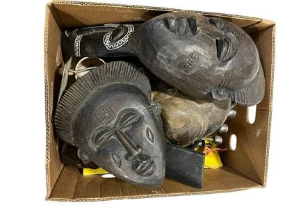 Ensemble de trois cartons de fond de maison...