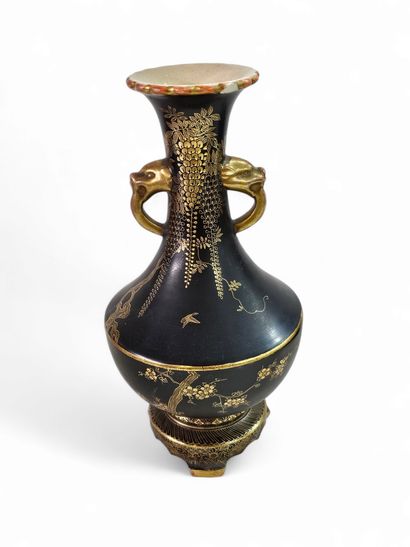 Japon
Vase tripode en porcelaine noire et...