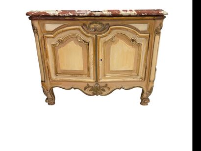Petit buffet de style Louis XV en bois mouluré...