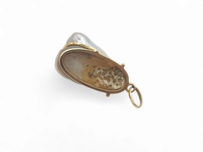 PENDENTIF en or jaune 750° ornée d'une perle...