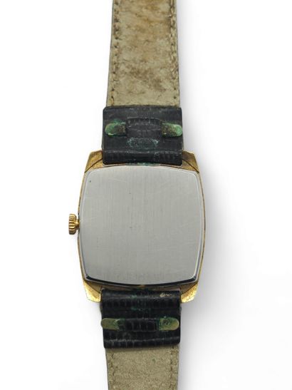 TISSOT
Montre en métal doré, cadran carré,...