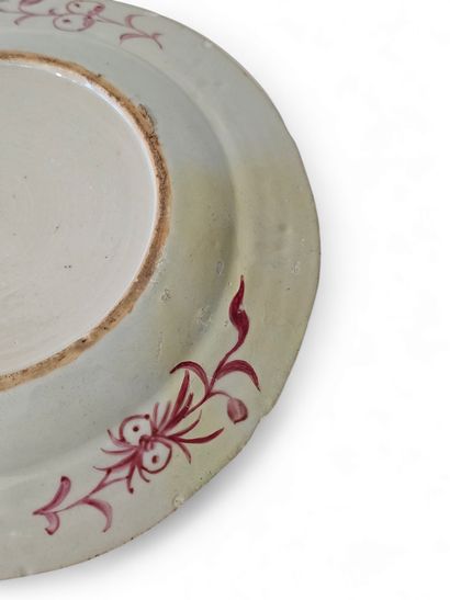 CHINE
Assiette en porcelaine à décor polychrome...