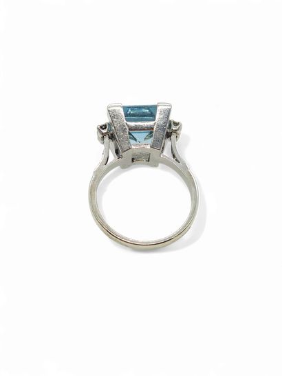 BAGUE EN OR ET PLATINE ornée d'une aigue...