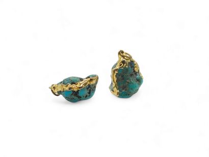 DEUX pendentifs de turquoises entourés d'or
Poids...