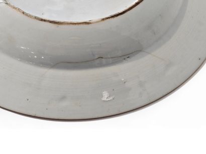 CHINE
Assiette en porcelaine à décor bleu,...