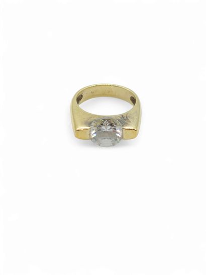 BAGUE en or jaune 750° ornée d'une pierre...
