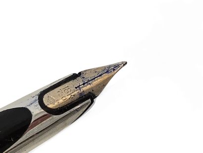 PARKER
Stylo à plume, corps en argent, bague...
