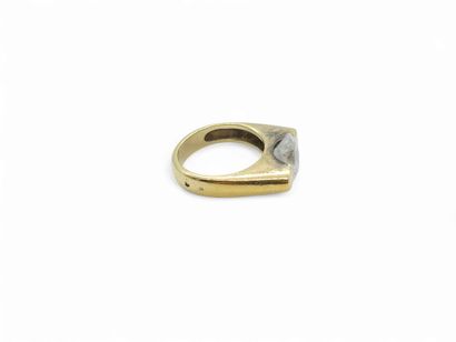 BAGUE en or jaune 750° ornée d'une pierre...