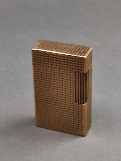 DUPONT 
Briquet en métal doré