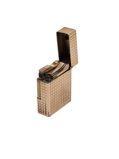 DUPONT 
Briquet en métal doré 
Révisé