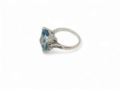 BAGUE EN OR ET PLATINE ornée d'une aigue...