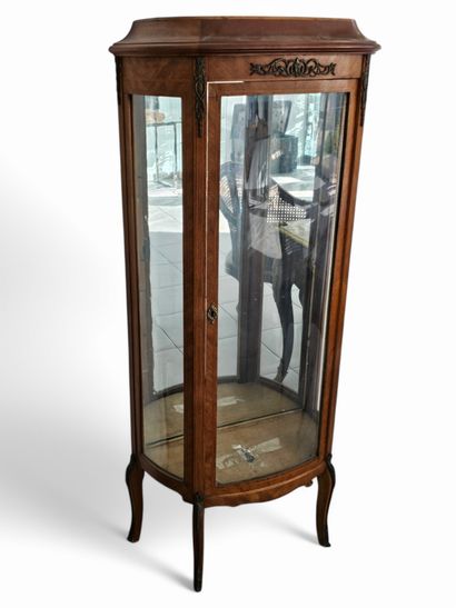TRAVAIL XXème siècle
Vitrine galbée de style...