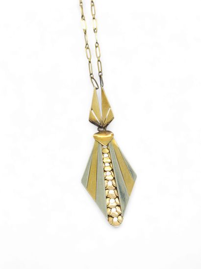 UNE CHAINE et un pendentif en or deux tons...