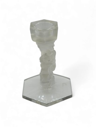 LALIQUE 
Bougeoir en verre blanc moulé préssé...