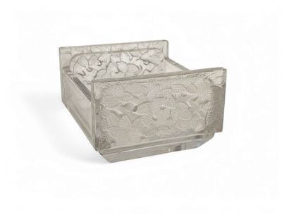 LALIQUE France
Vide poche en cristal moulé...