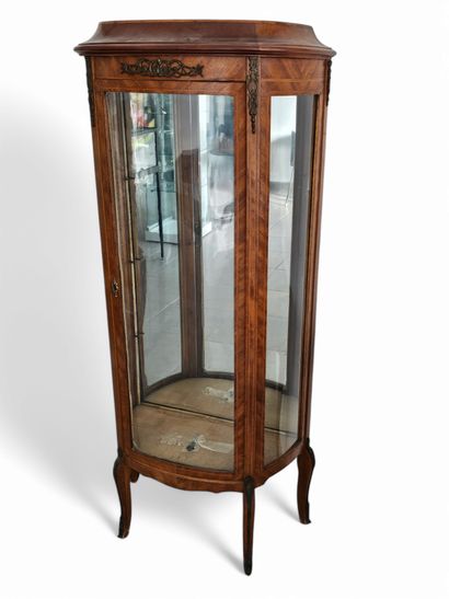 TRAVAIL XXème siècle
Vitrine galbée de style...
