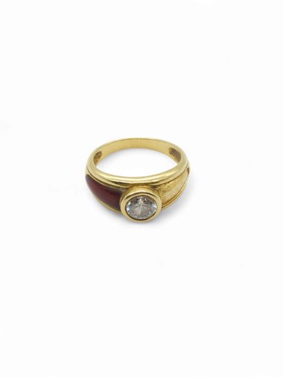BAGUE en or jaune 750° et émail rouge ornée...