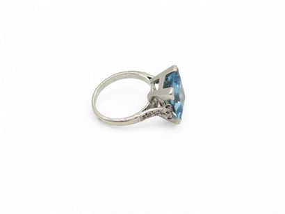 BAGUE EN OR ET PLATINE ornée d'une aigue...