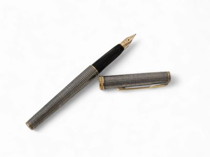 PARKER
Stylo à plume, corps en argent, bague...
