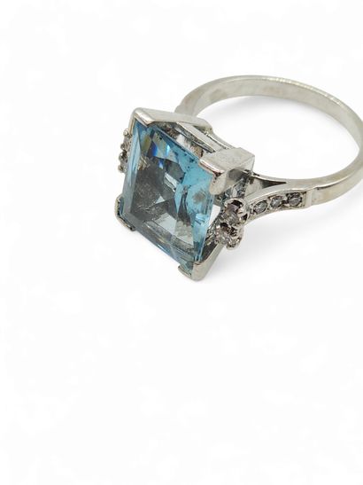 BAGUE EN OR ET PLATINE ornée d'une aigue...
