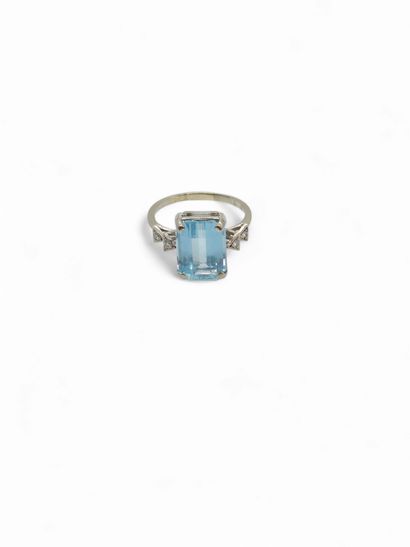 BAGUE en or gris 750° ornée d'une aigue marine...
