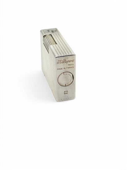 DUPONT
Briquet en métal à decor guilloché...