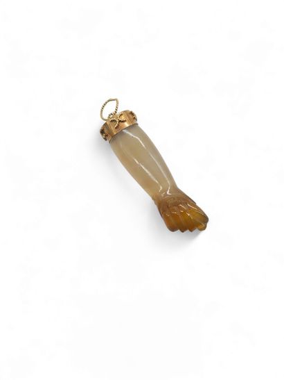 PENDENTIF ornée d'une agate en forme de bras...