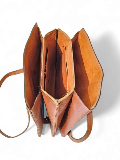 LOUIS VUITTON 
Sac à main à soufflet
Usu...