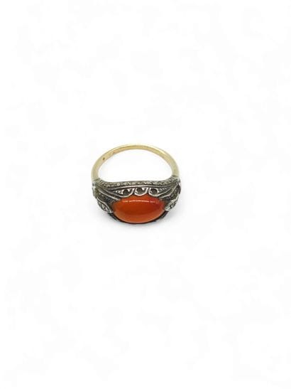 BAGUE en or et argent sertie d'un cabochon...