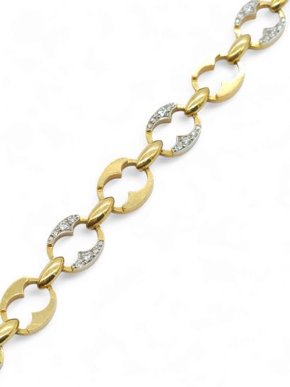 BRACELET en or deux tons 750° serti de diamants...