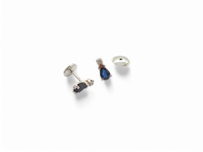PAIRE de boucles d'oreilles en or gris 750°...