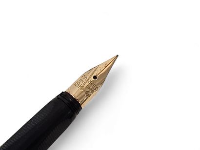 PARKER
Stylo à plume, corps en argent, bague...