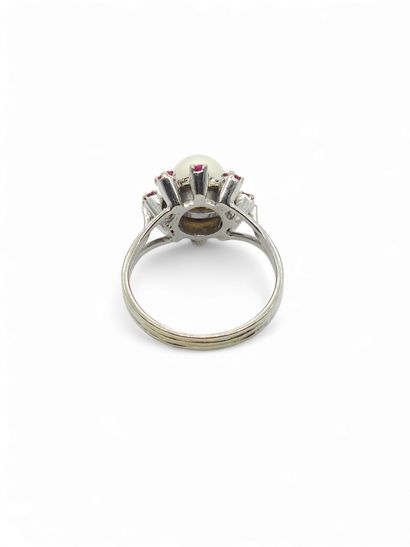 BAGUE en or blanc 750° ornée en son centre...