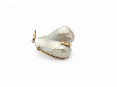 PENDENTIF en or jaune 750° ornée d'une perle...