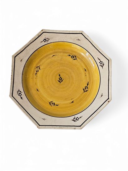 ASSIETTE en faïence fine.
XIXe siècle
Diam...