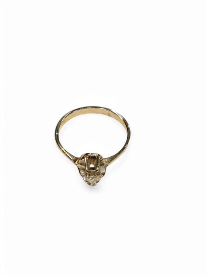TRAVAIL FRANCAIS 
Bague en or gris 750° ornée...