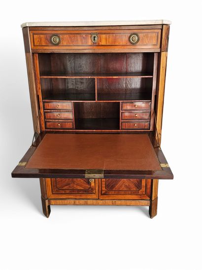 SECRETAIRE d’époque Louis XVI, estampillé...