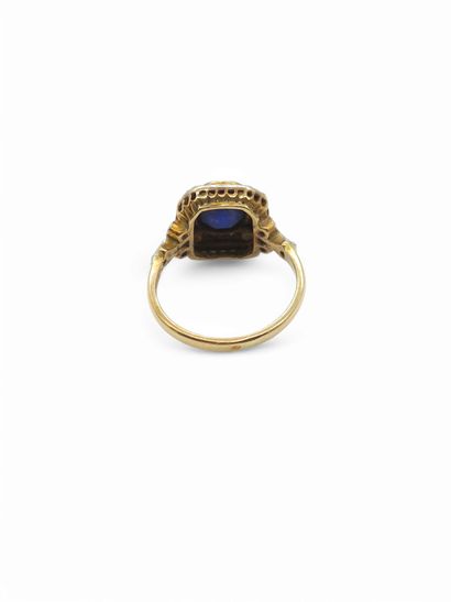 BAGUE en or deux tons 750° ornée d'un saphir...
