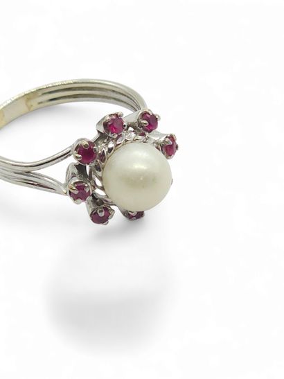 BAGUE en or blanc 750° ornée en son centre...