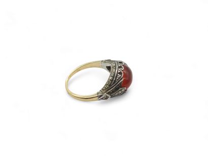BAGUE en or et argent sertie d'un cabochon...