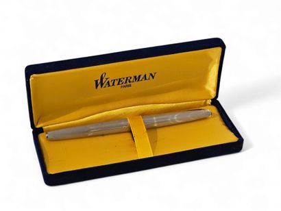 PARKER
Stylo à plume, corps en argent, bague...