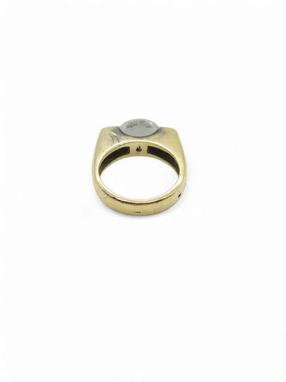 BAGUE en or jaune 750° ornée d'une pierre...