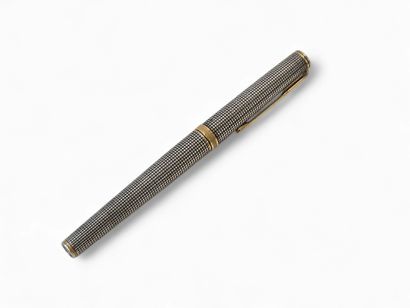 PARKER
Stylo à plume, corps en argent, bague...