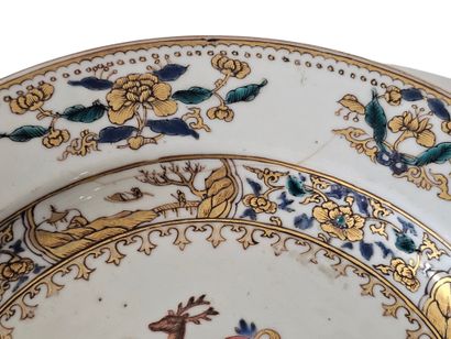 CHINE
Assiette en porcelaine à décor bleu,...