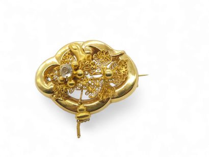 BROCHE en or jaune 750° ornée d'une pierre...