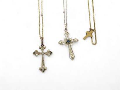 TROIS CHAINES et croix en or deux tons 750°
Poids...